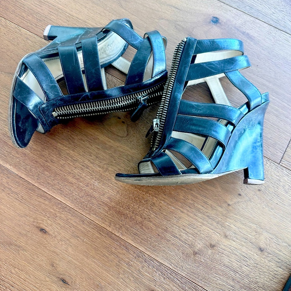 Wedges with zip front